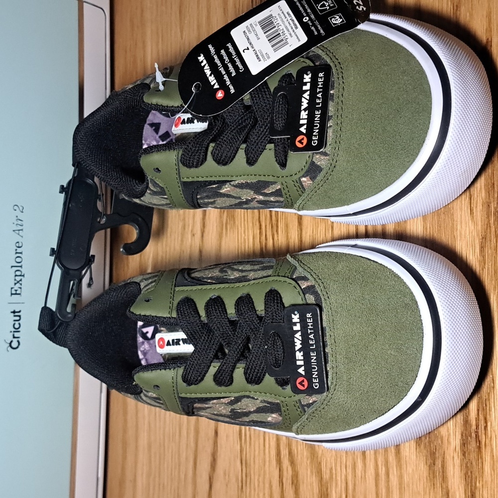 Airwalk Size 2 Boys Sneakers, Green